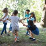 12 brincadeiras antigas que ainda encantam as crianças de hoje