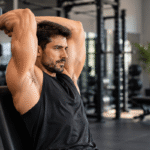 Exercícios tríceps halteres: 9 opções para braços fortes (2026)