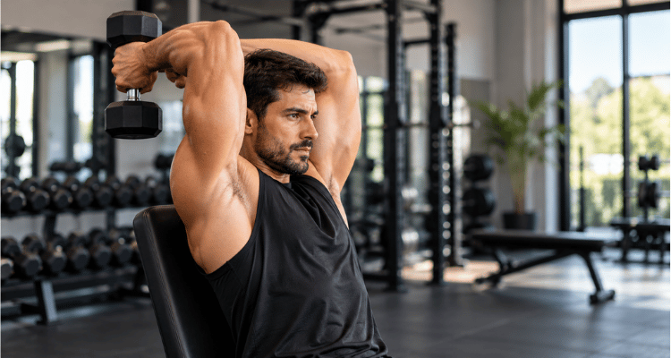 Exercícios tríceps halteres: 9 opções para braços fortes (2026)